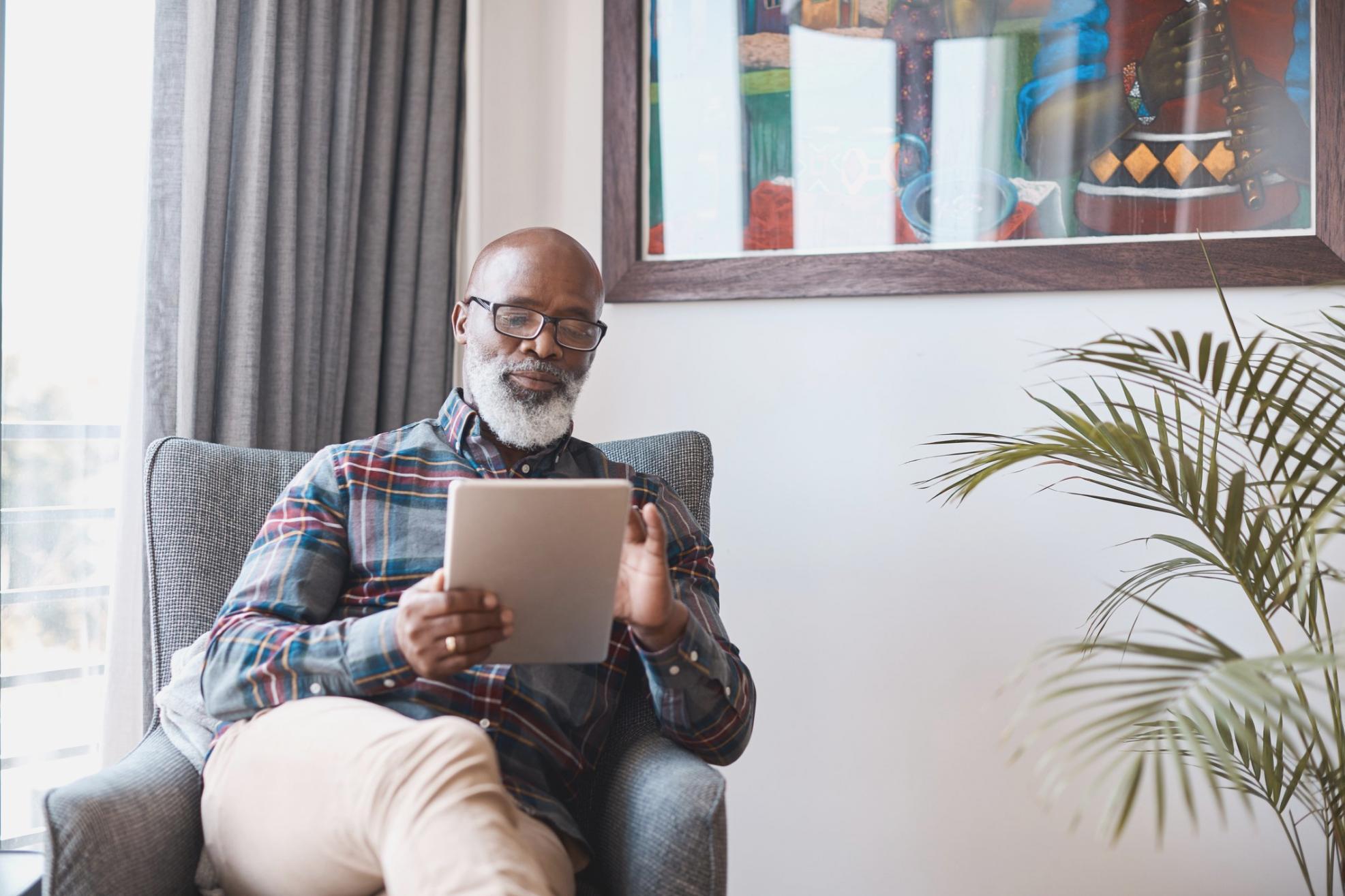 A facilitator leading a focused online seminar with structured discussion