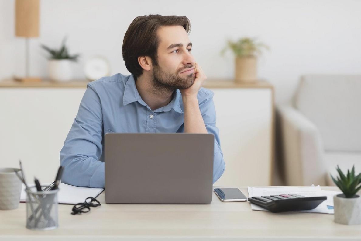 A participant reviewing case study materials during a Cowiqyu online seminar